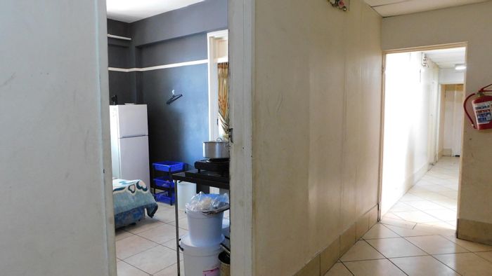 For Sale: Apartment in Pietermaritzburg Central with 1 bedroom, kitchen, and living room.