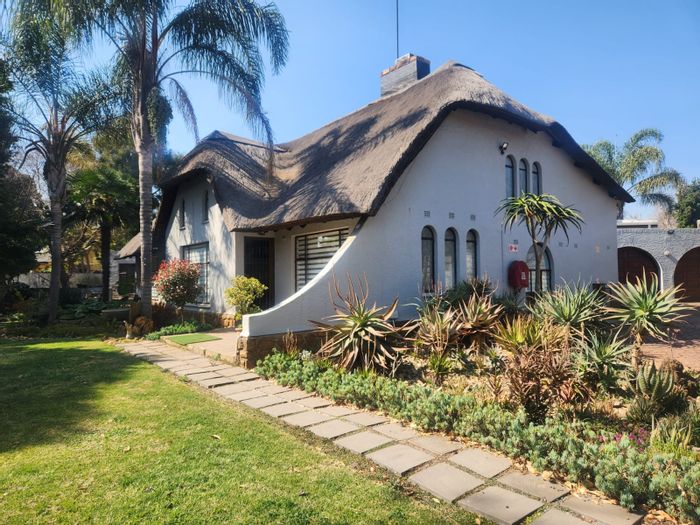 For Sale: Glen Marais House with pool, solar panels, loft, and ample parking.