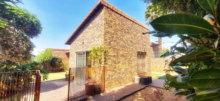 Bruma Townhouse For Sale: 3 beds, private garden, double garage, pet-friendly.