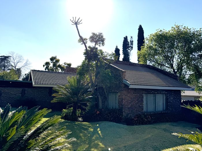 Rooihuiskraal House For Sale: 4 Bedrooms, Flatlet, Pool, Easy Access to Amenities.