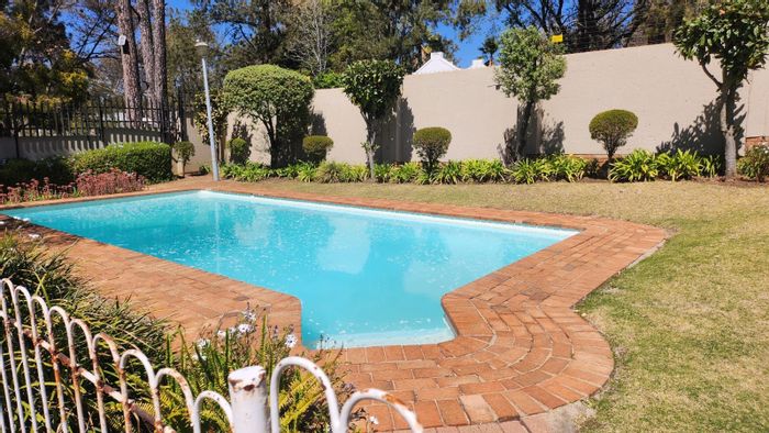 Bryanston Apartment To Rent: 2 Bedrooms, Pool, Balcony, Private Corner Unit.