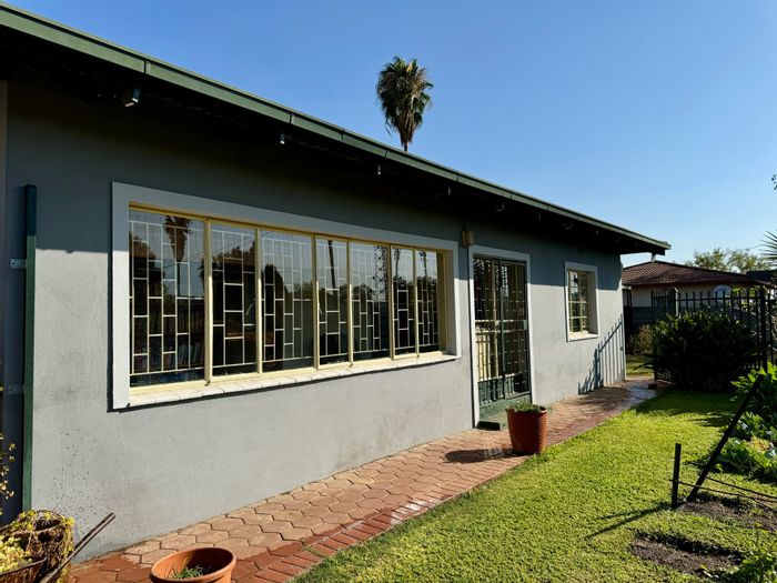 Rietfontein House For Sale: 3 beds, 2 baths, pool, and two flatlets.