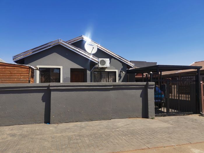 2 Bedroom House For Sale in Soshanguve East, near schools and shopping centers.