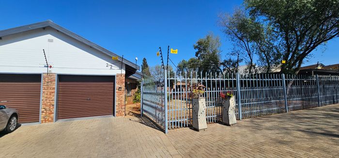 Hillcrest House For Sale: 3 Bedrooms, pool, braai area, double garage, security features.