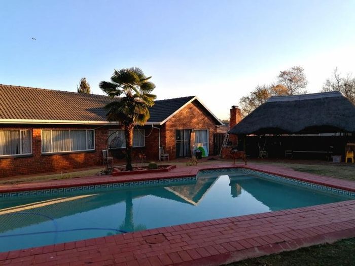 Wierda Park House To Rent: 3 beds, pool, lapa, close to schools and shops.