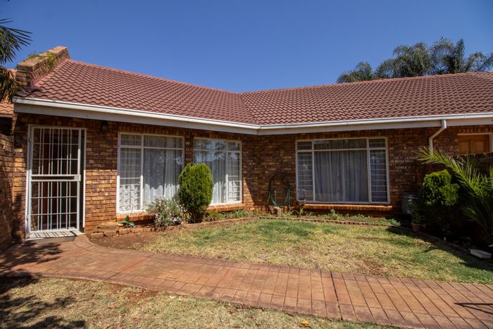 Garsfontein Duet For Sale: Two bedrooms, garage, close to amenities and schools.