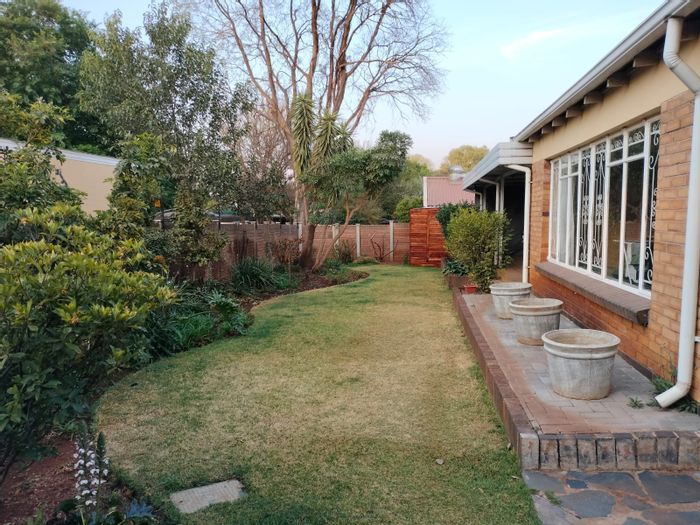 Family home to rent in Lyttelton Manor with spacious rooms and garden.