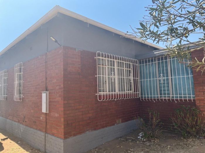 Turffontein House For Sale: 7 bedrooms, large kitchen, 3-bedroom cottage, spacious garden.