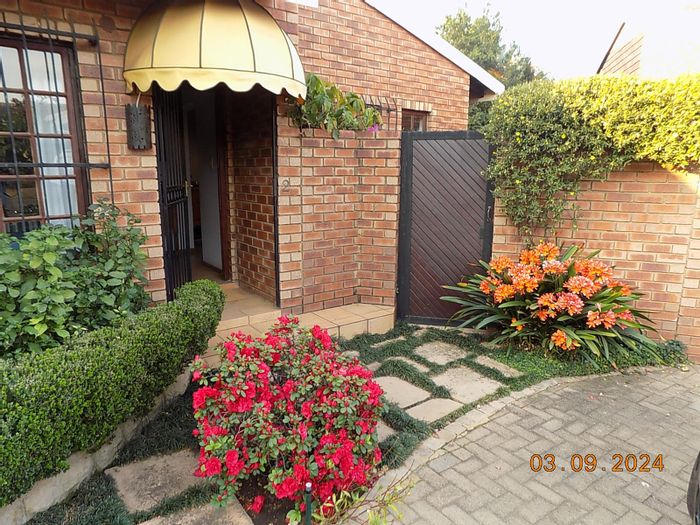 Wapadrand Townhouse For Sale: 3 bedrooms, pool, braai area, double garage.