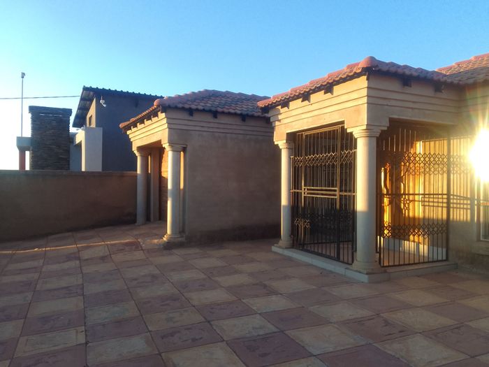 House for Sale in Soshanguve Ext: 3 Bedrooms, Garage, Open Plan Living.