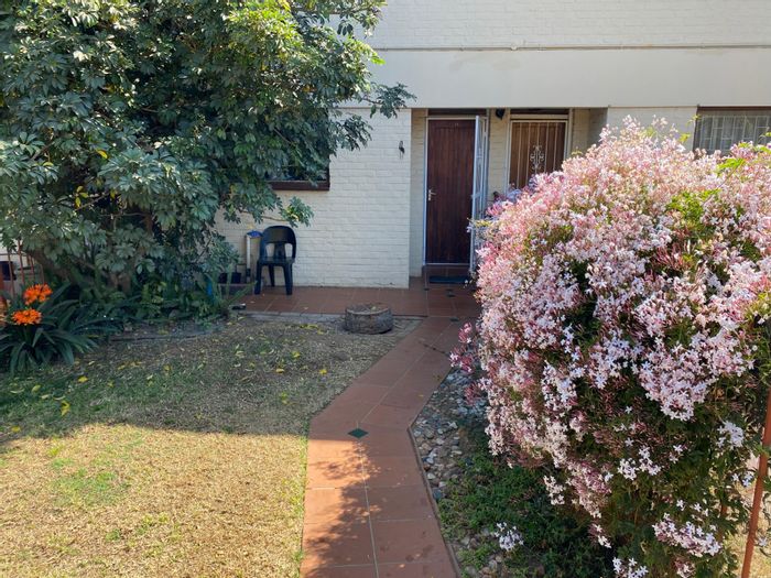 Queenswood Townhouse For Sale: 2-bed, private garden, near universities, carport parking.