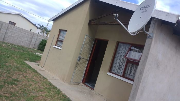 For Sale: 2-bedroom house in Bloemendal with lounge, kitchen, and boundary wall.