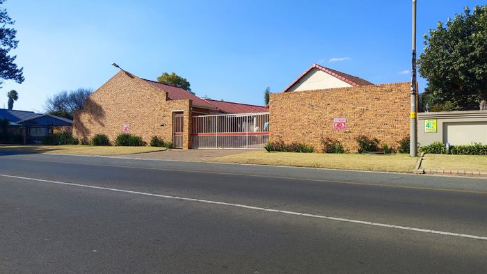 Bracken Downs House For Sale: 2 Bedrooms, 2 Living Rooms, Garage, Parking.