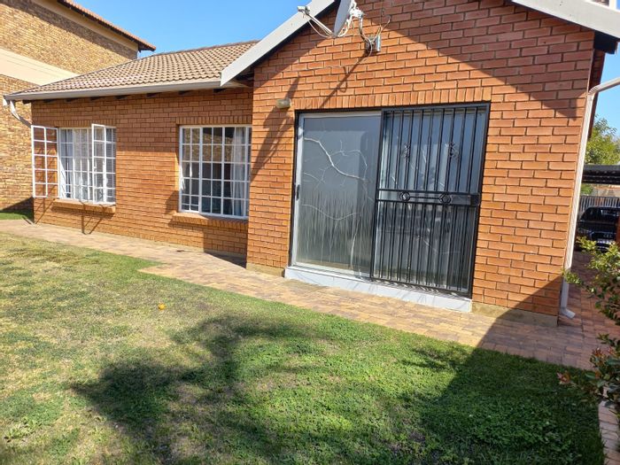 Kyalami Townhouse For Sale: 3 bedrooms, large garden, top security, equestrian access.