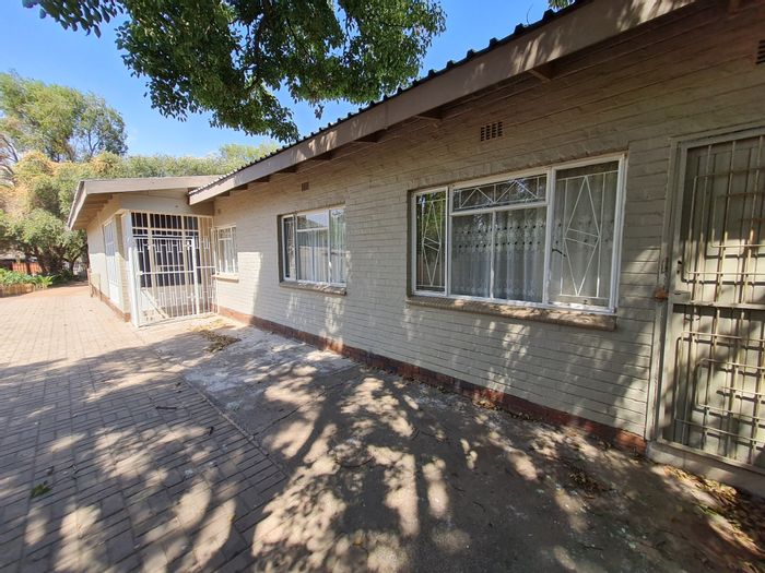 House for Sale in Modimolle Central: 3 Bedrooms, Pool, Study, Braai Area.