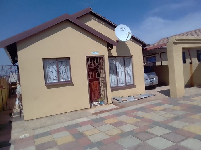 For Sale: House in Soshanguve Ext with 3 beds, braai area, and garage.