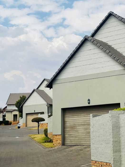 Kyalami Townhouse For Sale: 3 beds, secure complex, double garage, patio with braai.