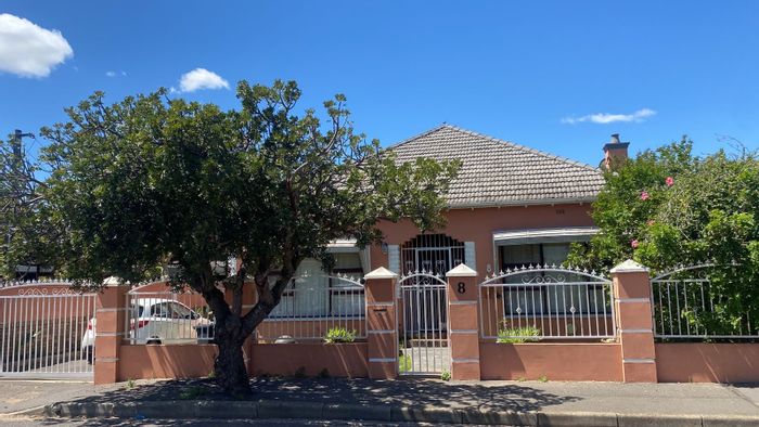 Vasco Estate House For Sale: 3 bedrooms, pool, garage, and outdoor braai area.