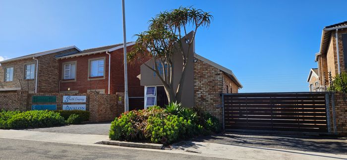 South End Townhouse For Sale: Double gated, pet-friendly, outdoor entertainment area, water tanks.