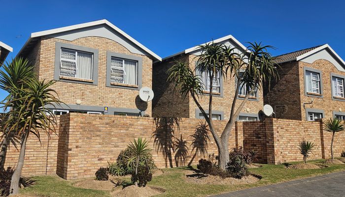 South End Townhouse For Sale: Double gated, pet-friendly, outdoor entertainment area, water tanks.