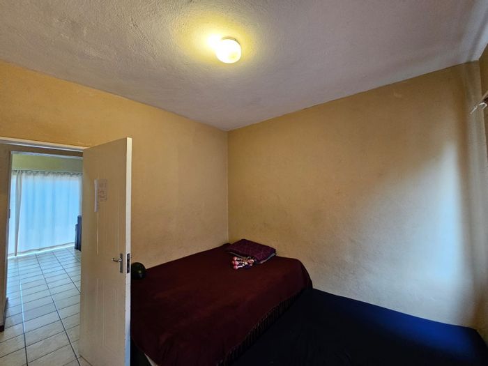 For Sale: 2-bedroom apartment in White River Ext 18 with patio and carport.
