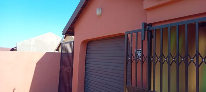 House for Sale in Etwatwa Ext 3: Open plan living, 3 bedrooms, garage.