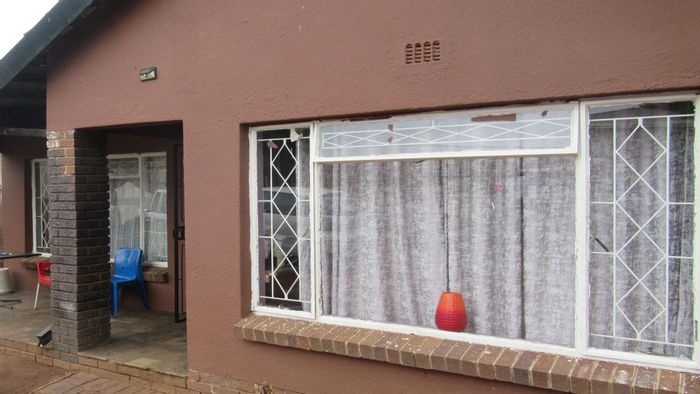 For Sale: 3 Bed, 2 Bath House in Roodepoort West with Garage and Living Room.