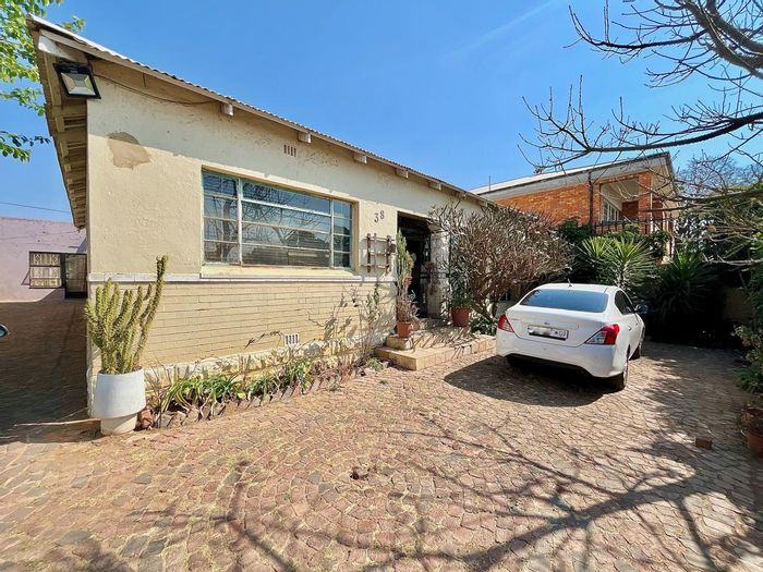 Turffontein House For Sale: Three bedrooms, sunroom, bar, large outdoor space.