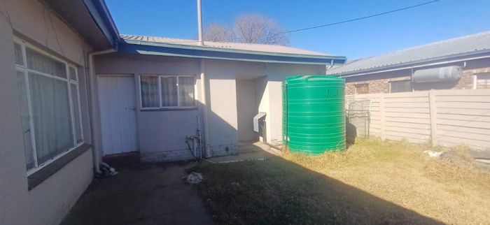 For Sale: House in Standerton Central with 3 bedrooms, flatlet, and braai area.