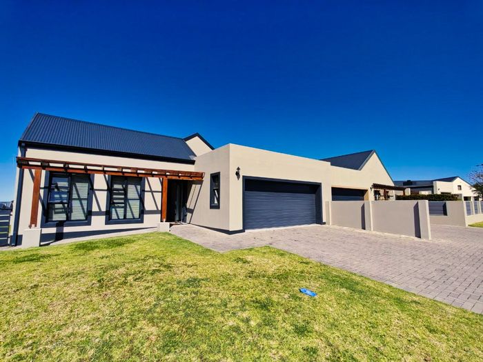 3-bedroom house in Blue Mountain Village with indoor braai room and double garage. For Sale.