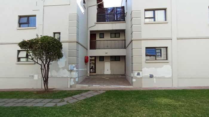 Sunninghill Apartment For Sale: 1 Bed, Guest Toilet, Open Patio, Convenient Living.