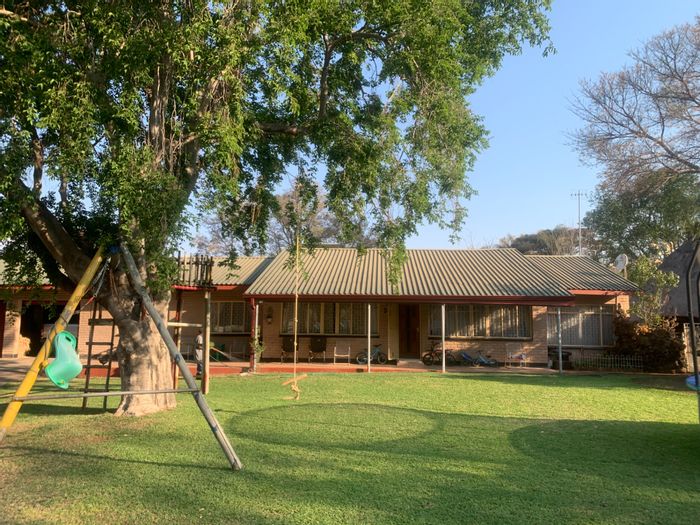 For Sale: Family House in Modimolle Central with large yard, borehole, and Lapa.