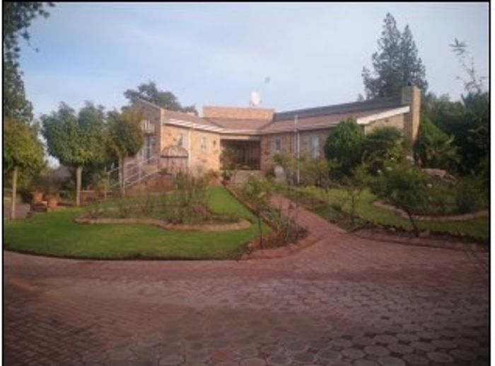 For Sale: House in Postmasburg Central with pool, lapa, and spacious living areas.