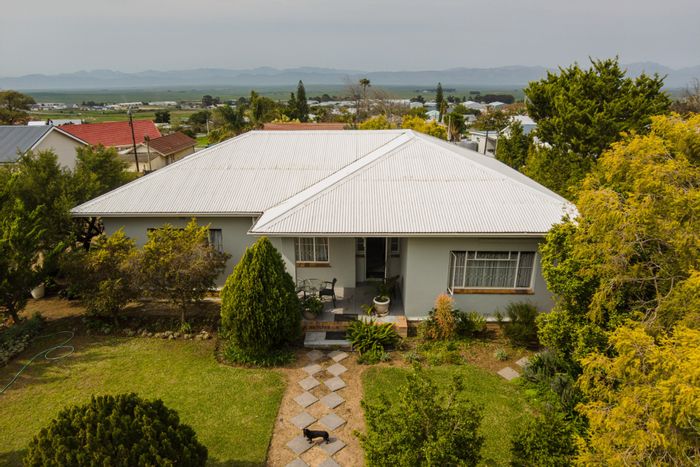 House for Sale in Piketberg Central: 3 Bedrooms, Garage, Water Tank, Secure Fencing.