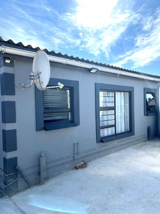 Kwazakhele House For Sale: Spacious bedrooms, gourmet kitchen, ample parking, near schools.