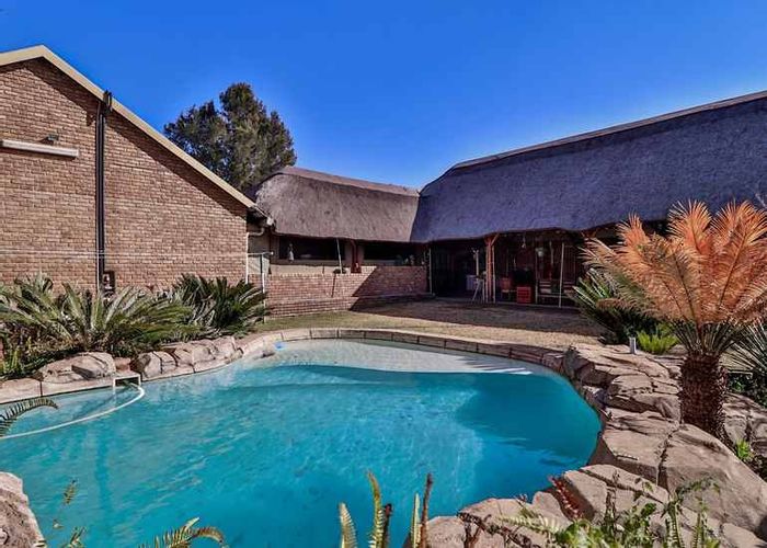 Grootvaly House For Sale: Multiple homes, entertainment areas, pools, and ample parking.