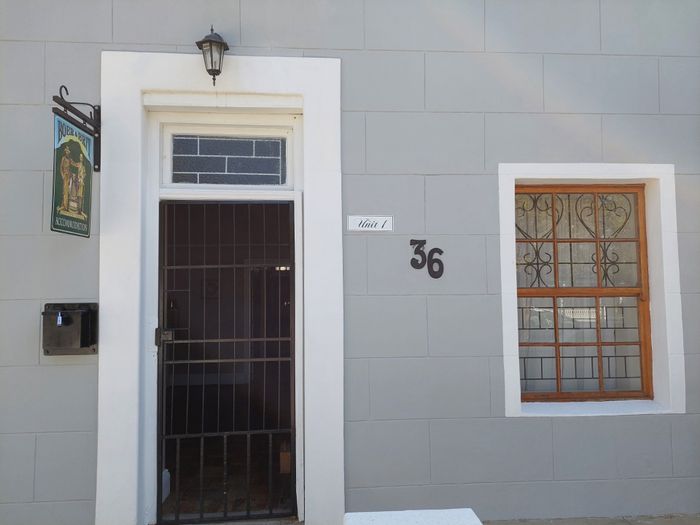 For Sale: House in Graaff-Reinet Central with Airbnb potential, outdoor laundry, secure parking.