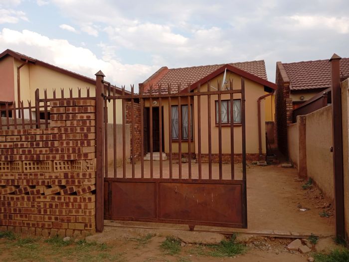 2 Bedroom House For Sale in Soshanguve East, close to schools and transport.