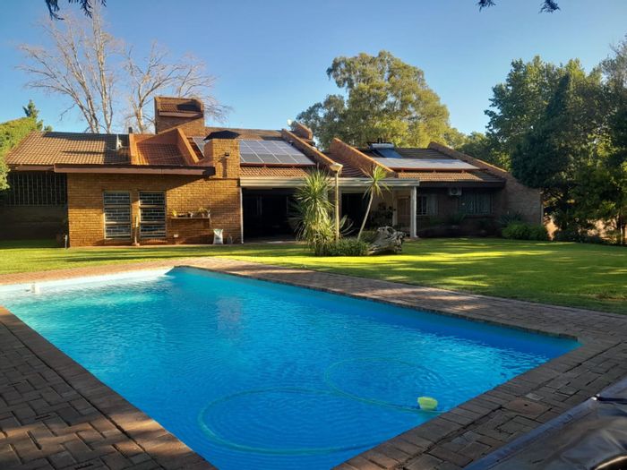 For Sale: Spacious 5-bedroom house in Kuruman Central with pool, flat, and garages.