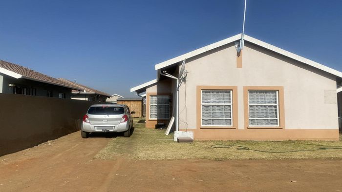 For Sale: House in Salfin with 2 bedrooms, carport, and spacious living area.