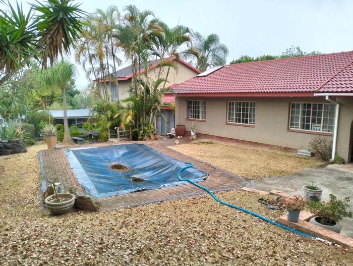 For Sale: House in West Acres Ext 6 with pool, entertainment area, and flat.