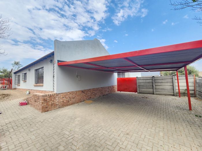 2-bedroom house to rent in Noordrand with pet-friendly yard and double carport.