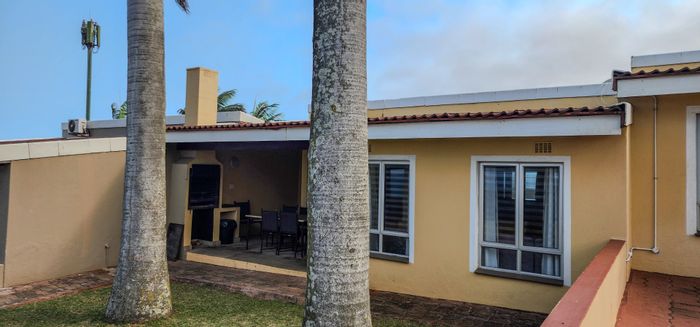 Beachfront Townhouse in Shakas Rock To Rent: Pool, tennis court, sea views.