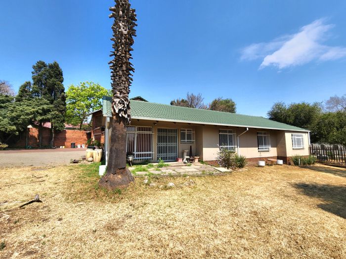 For Sale: House in Suidheuwel with flexible spaces, entertainment area, and ample parking.