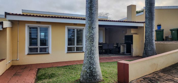 Townhouse To Rent in Shakas Rock: Beach access, pool, tennis court, sea views.