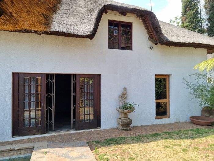 Klippoortje Townhouse For Sale: Private garden, lapa, pool, and pet-friendly.