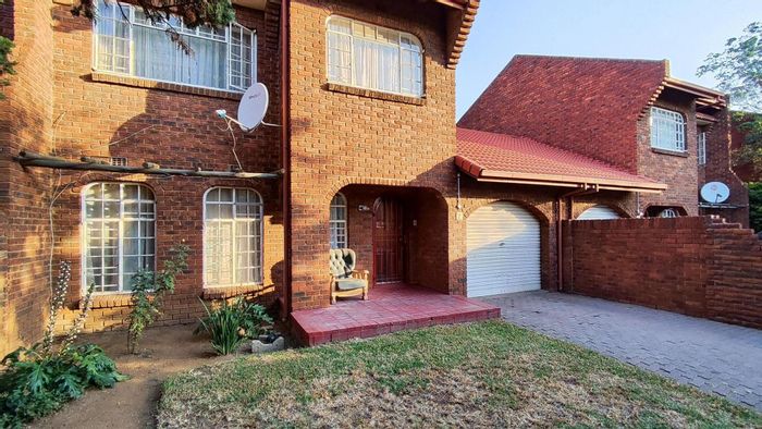 For Sale: 2-Bedroom Apartment in Boksburg North with Garage and Living Room.