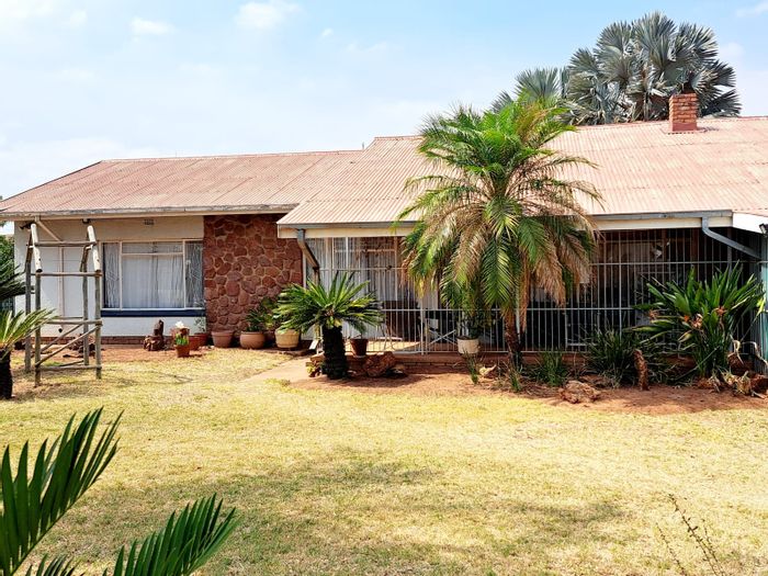 For Sale: House in Modimolle Central, 4 bedrooms, large yard, double garage.