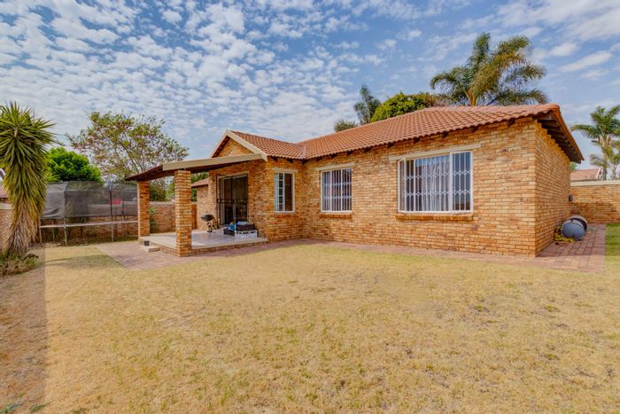 Radiokop Townhouse For Sale: 3 beds, private garden, 2 garages, pet-friendly.