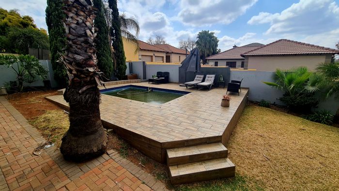 Thatchfield Glen House To Rent: 3 bedrooms, pool, enclosed braai area, secure estate.